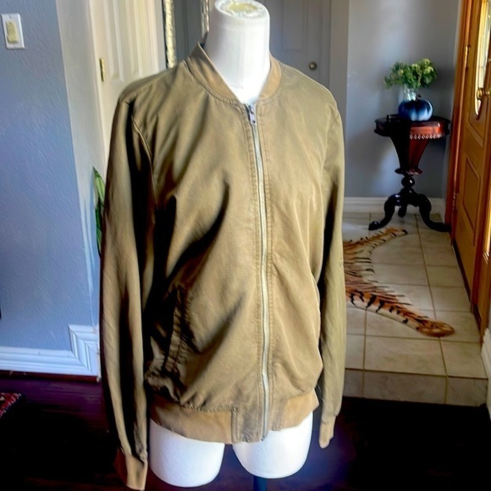 Hinge sold at Nordstrom olive green bomber jacket lightweight size small